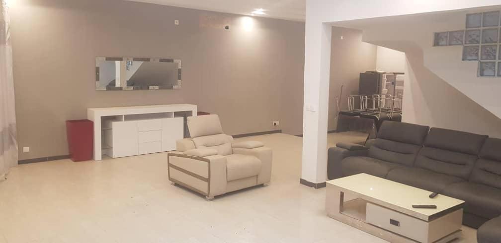 Saly - Villa Kage 6 Chambres -Clim-Wifi-Eau Chaude-Billard-Babyfoot-Ping Pong-Canal - Electricite Non Comprise Екстер'єр фото