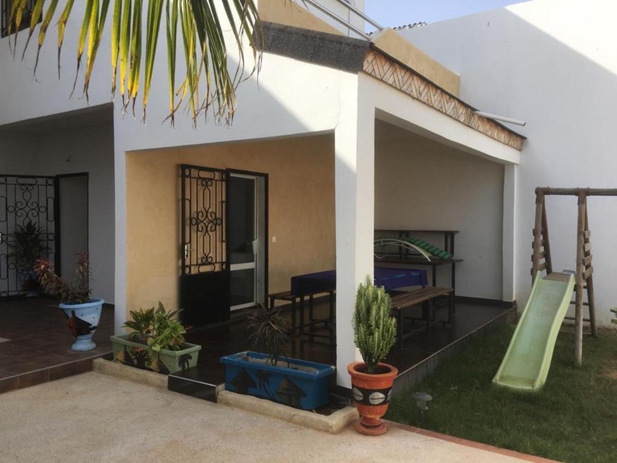 Saly - Villa Kage 6 Chambres -Clim-Wifi-Eau Chaude-Billard-Babyfoot-Ping Pong-Canal - Electricite Non Comprise Екстер'єр фото